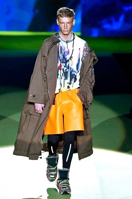 Fashion show, Coat, Jacket, Outerwear, Style, Runway, Winter, Fashion model, Street fashion, Fashion, 