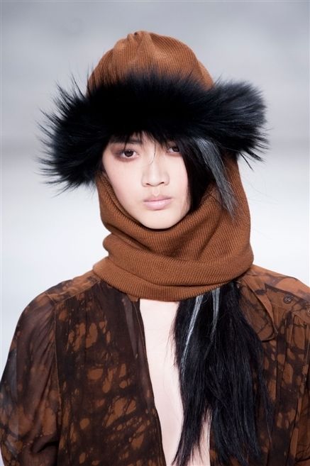 Hairstyle, Textile, Fur clothing, Headgear, Costume accessory, Animal product, Natural material, Fashion, Costume, Street fashion, 
