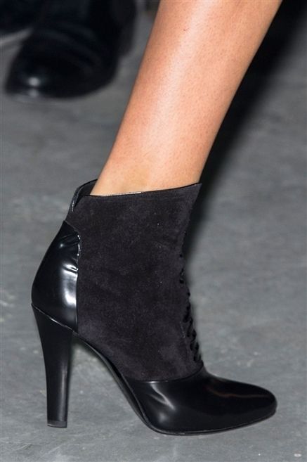 Footwear, Human leg, High heels, Fashion, Black, Basic pump, Close-up, Leather, Court shoe, Dancing shoe, 