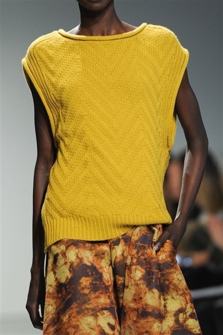 Yellow, Sleeve, Shoulder, Textile, Joint, Standing, Camouflage, Fashion, Neck, Black, 