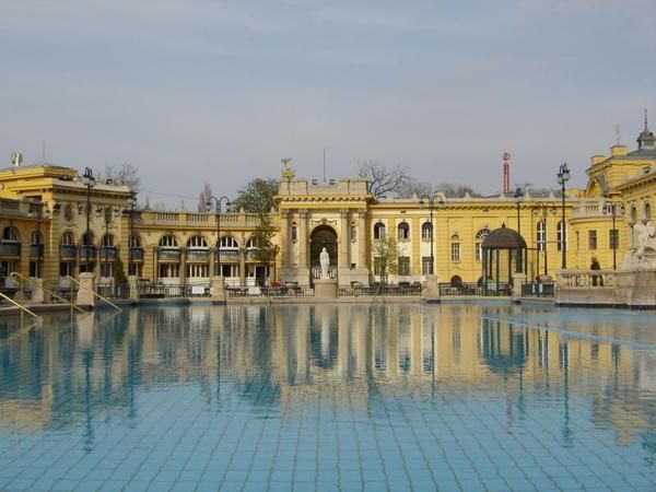 Reflection, Landmark, Facade, Swimming pool, Palace, Arch, Classical architecture, Column, Reflecting pool, Arcade, 