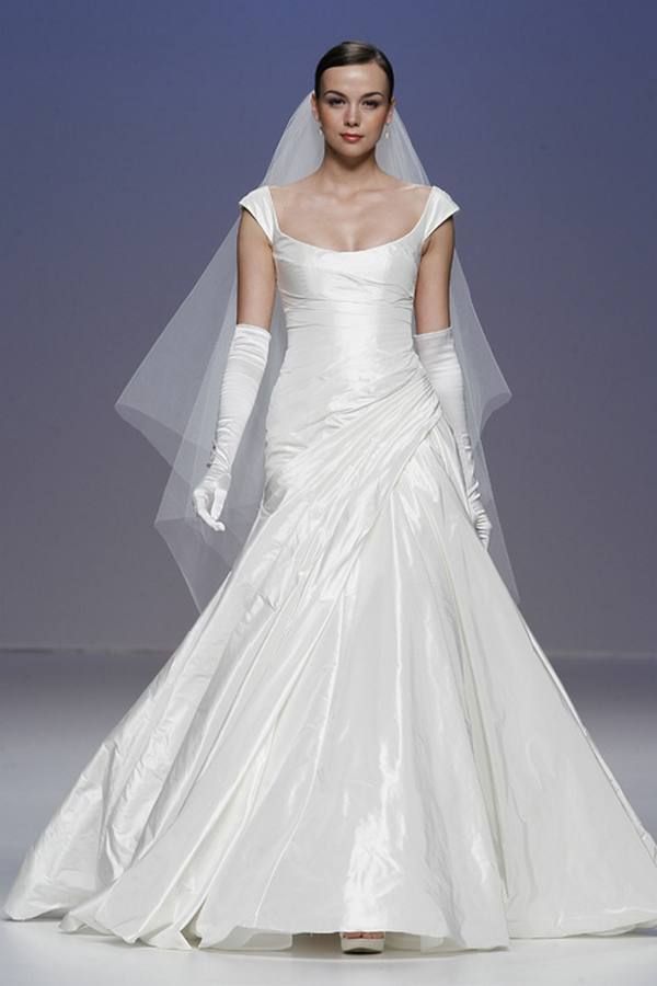 Sleeve, Bridal clothing, Shoulder, Textile, Joint, Dress, White, Formal wear, Fashion model, Wedding dress, 