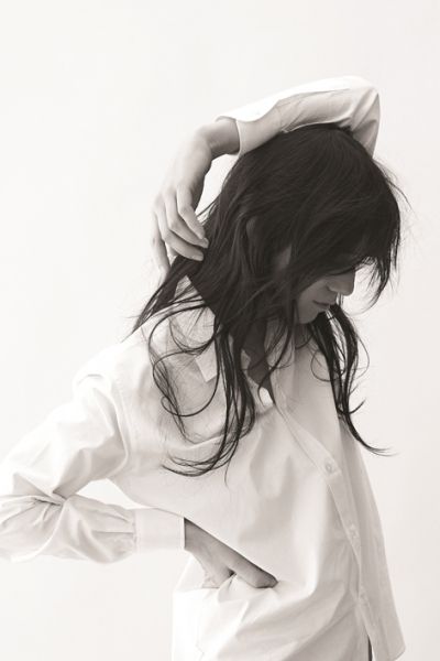 Hairstyle, Sleeve, Shoulder, Joint, White, Elbow, Style, Black hair, Long hair, Photo shoot, 