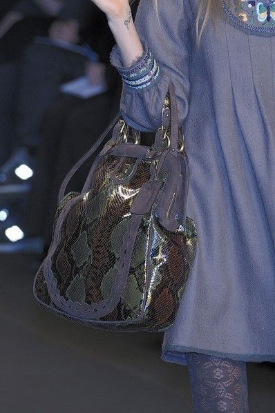 Bag, Fashion, Shoulder bag, Luggage and bags, Bracelet, Hobo bag, Silver, Fashion design, Sweater, Gesture, 