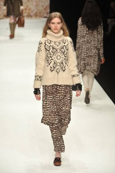 Clothing, Footwear, Leg, Brown, Shoulder, Textile, Joint, Outerwear, Winter, Fashion show, 
