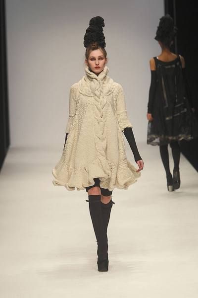 Clothing, Fashion show, Human body, Winter, Shoulder, Joint, Runway, Outerwear, Style, Fashion model, 