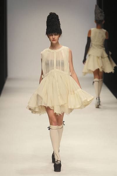 Clothing, Shoulder, Dress, Joint, Fashion show, Waist, One-piece garment, Style, Costume design, Runway, 