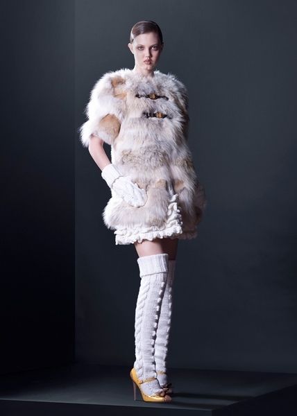 Human, Textile, Joint, Fur clothing, Natural material, Fashion, Animal product, Fashion model, Knee, Fur, 
