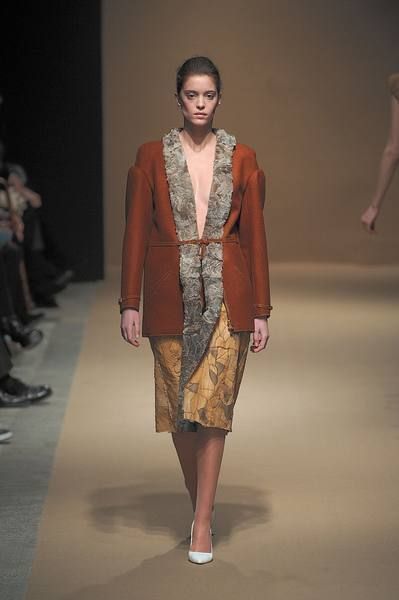 Brown, Fashion show, Shoulder, Runway, Joint, Outerwear, Style, Fashion model, Fashion, Neck, 