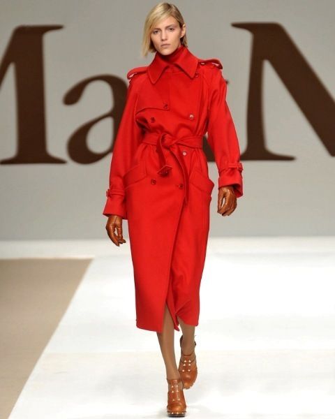 Sleeve, Shoulder, Fashion show, Joint, Outerwear, Red, Human leg, Runway, Style, Fashion model, 