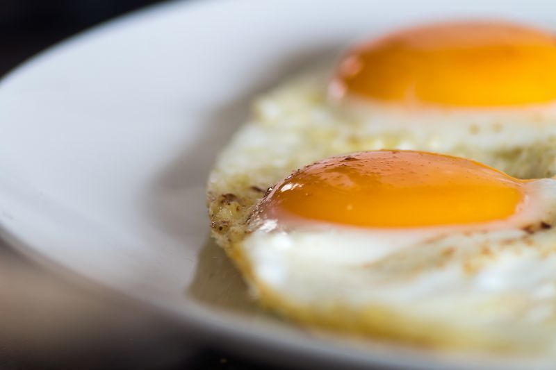 Egg yolk, Fried egg, Food, Egg white, Ingredient, Breakfast, Meal, Dishware, Egg, Dish, 