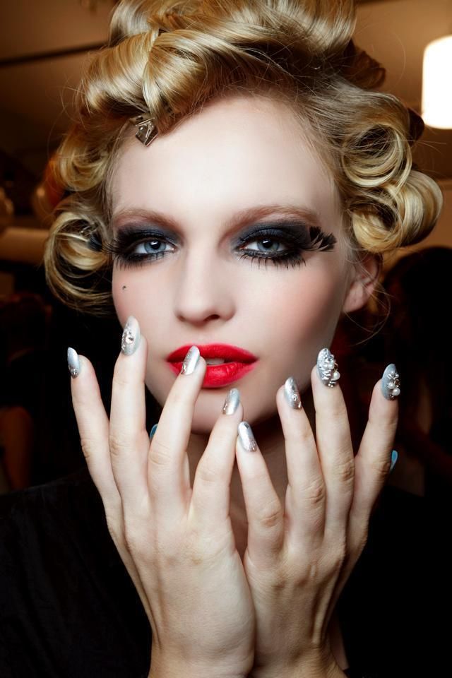 Finger, Lip, Hairstyle, Skin, Eyelash, Eyebrow, Nail, Style, Eye shadow, Beauty, 