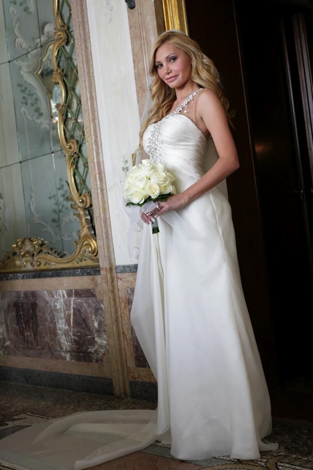 Clothing, Dress, Shoulder, Textile, Bridal clothing, Formal wear, Wedding dress, Gown, Bride, Bouquet, 