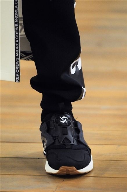 Hardwood, Athletic shoe, Black, Knee, Street fashion, Walking shoe, Sock, Roller skates, Roller sport, Inline skating, 