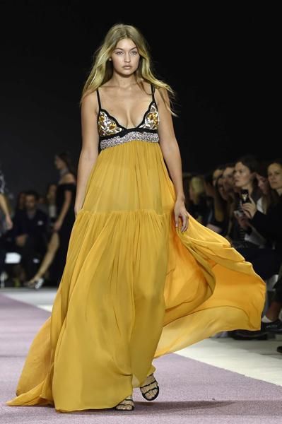 Yellow, Hairstyle, Shoulder, Fashion show, Joint, Runway, Waist, Fashion model, Style, Formal wear, 