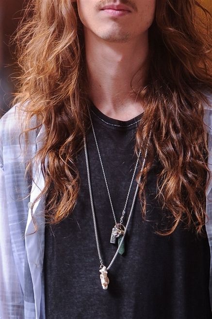 Lip, Brown, Hairstyle, Jewellery, Fashion accessory, Style, Necklace, Fashion, Neck, Street fashion, 