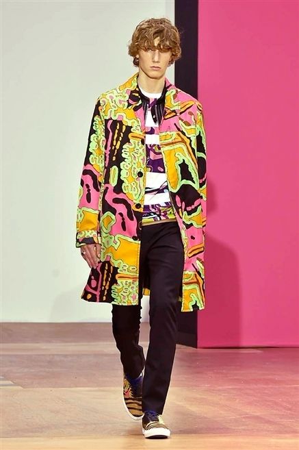 Shoe, Outerwear, Fashion show, Style, Magenta, Street fashion, Fashion, Runway, Fashion model, Blazer, 