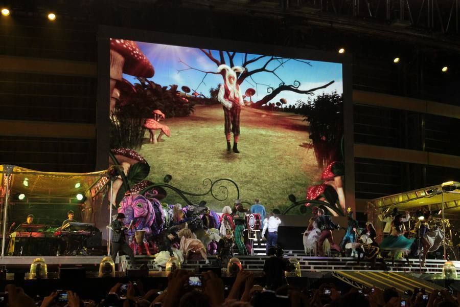 Entertainment, Performing arts, Display device, Stage, Bicycle wheel, Bicycle tire, Performance, Flat panel display, Music venue, Public event, 