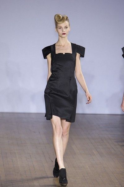 Dress, Shoulder, Human leg, Joint, One-piece garment, Style, Waist, Little black dress, Knee, Fashion model, 