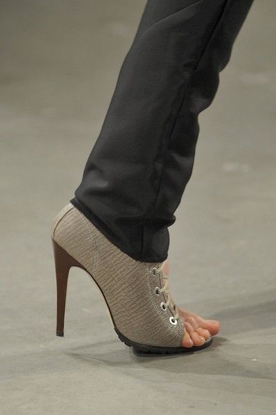 Human leg, High heels, Joint, Sandal, Style, Basic pump, Foot, Fashion, Black, Toe, 