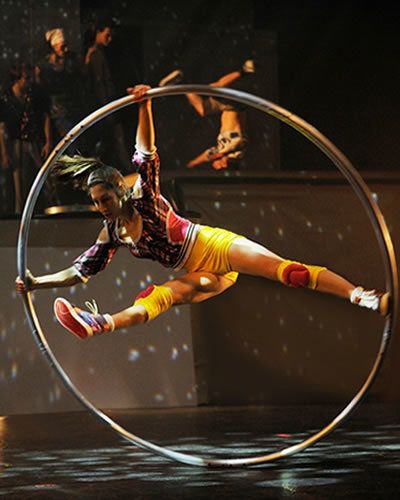 Event, Performing arts, Entertainment, Human leg, Acrobatics, Artist, Performance, Dancer, Circus, Performance art, 