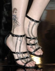 Skin, Toe, Human leg, Joint, Sandal, Foot, Fashion, Black, Pattern, Body jewelry, 