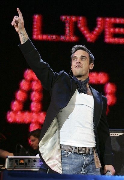 Denim, Stage equipment, Gesture, Talent show, Thumb, Beard, Belt, Singer, 