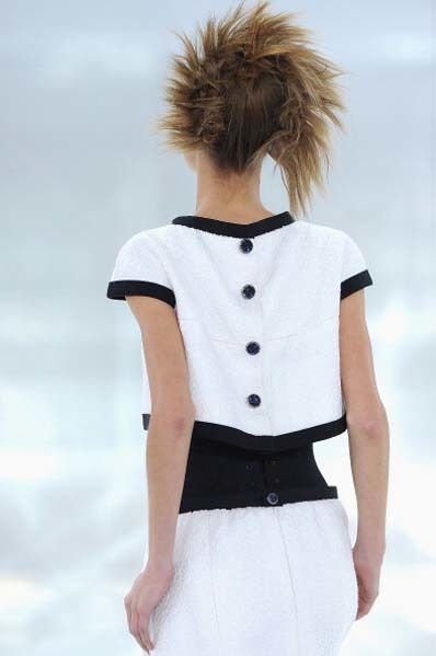 Hairstyle, Sleeve, Shoulder, Joint, White, Standing, Collar, Waist, Style, Fashion, 