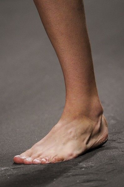 Toe, Leg, Skin, Human leg, Barefoot, Joint, Foot, Organ, Close-up, Ankle, 