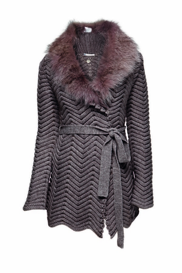 Sleeve, Textile, Outerwear, Coat, Style, Jacket, Natural material, Fashion, Fur clothing, Grey, 