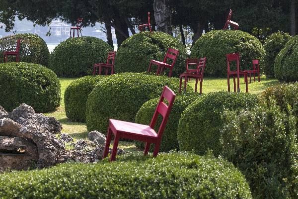 Shrub, Plant, Garden, Furniture, Hedge, Groundcover, Evergreen, Grass family, Lawn, Outdoor furniture, 
