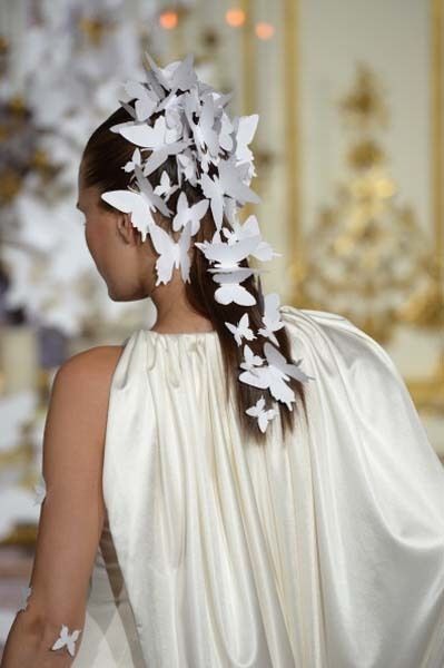 Petal, White, Dress, Hair accessory, Headpiece, Bridal accessory, Headgear, Wedding dress, Bridal clothing, Cut flowers, 