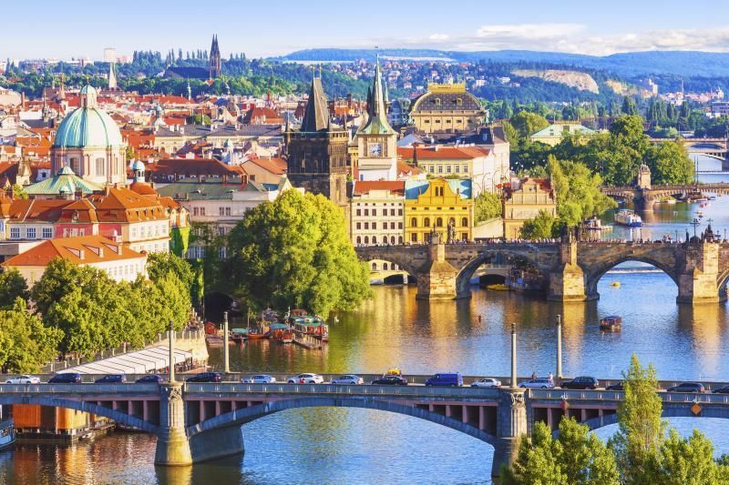 Body of water, Waterway, Bridge, Channel, Water, Bank, City, Arch bridge, Landmark, Town, 