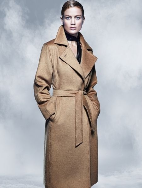 Clothing, Coat, Sleeve, Collar, Human body, Overcoat, Outerwear, Standing, Formal wear, Style, 