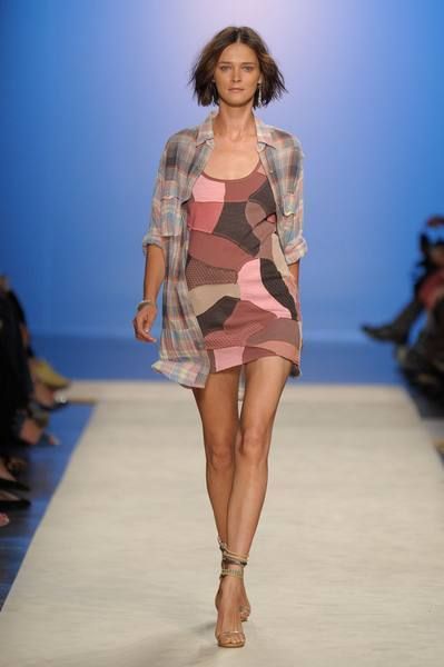Fashion show, Brown, Hairstyle, Human leg, Runway, Shoulder, Joint, Fashion model, Style, Summer, 