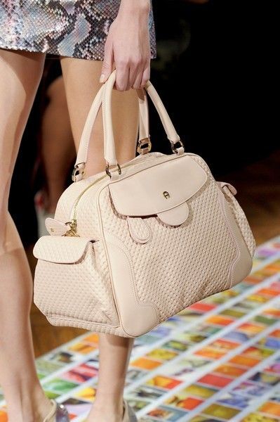 Bag, Textile, Pattern, White, Style, Fashion accessory, Luggage and bags, Shoulder bag, Fashion, Beige, 