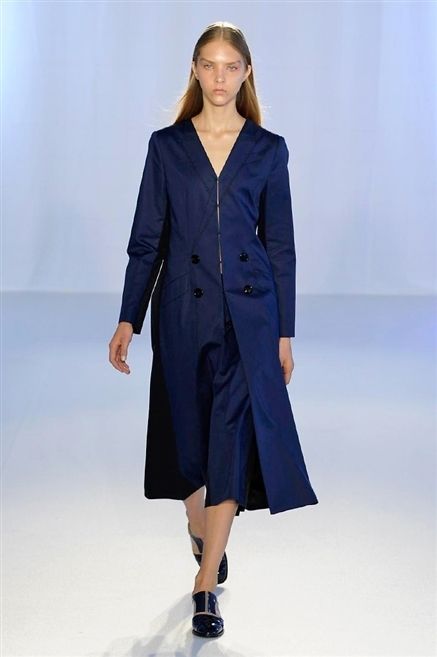 Clothing, Sleeve, Shoulder, Fashion show, Joint, Outerwear, Fashion model, Formal wear, Style, Knee, 