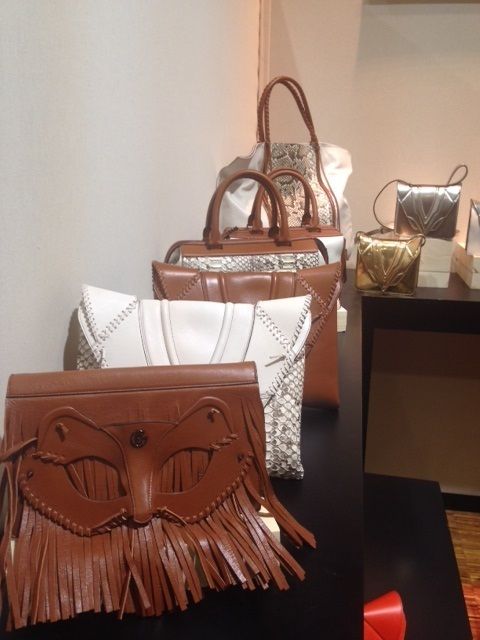 Brown, Bag, Style, Fashion, Shoulder bag, Home accessories, Luggage and bags, Tan, Bird of prey, Accipitridae, 