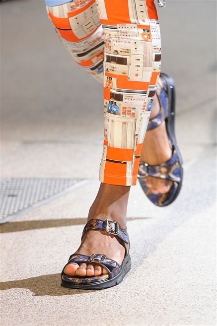 Toe, Human leg, Joint, Orange, Amber, Sandal, Fashion accessory, Foot, Fashion, Street fashion, 