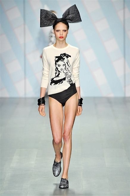 Leg, Shoulder, Human leg, Joint, Fashion show, Style, Waist, Runway, Fashion model, Knee, 