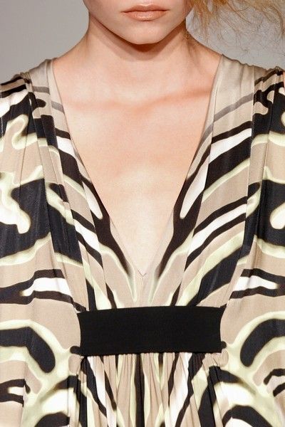 Shoulder, Collar, Neck, Pattern, Muscle, Chest, Fashion model, Throat, Body jewelry, 
