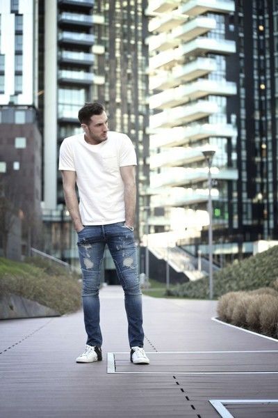 Clothing, Daytime, Denim, Trousers, Jeans, Standing, T-shirt, Street fashion, Tower block, Urban area, 