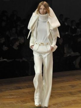 Brown, Sleeve, Shoulder, Joint, White, Fashion show, Formal wear, Style, Runway, Beauty, 