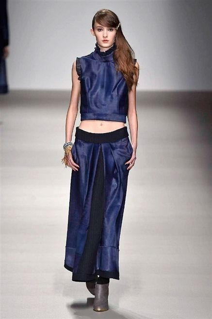 Blue, Human body, Sleeve, Shoulder, Textile, Joint, Standing, Fashion show, Waist, Style, 