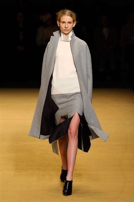 Shoulder, Fashion show, Joint, Outerwear, Runway, Style, Fashion model, Fashion, High heels, Knee, 
