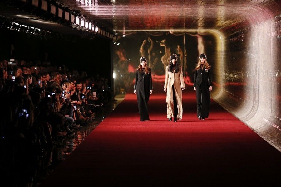 Dress, Carpet, Stage, Hall, Audience, Haute couture, Fashion design, Theatre, Red carpet, Gown, 