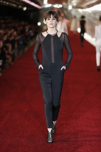 Red, Flooring, Style, Carpet, Fashion show, Fashion, Fashion model, Waist, Black hair, Runway, 