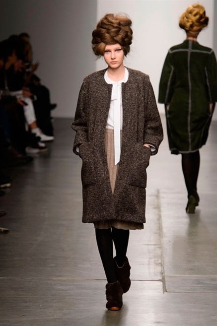 Leg, Brown, Sleeve, Human body, Shoulder, Fashion show, Textile, Joint, Outerwear, Runway, 