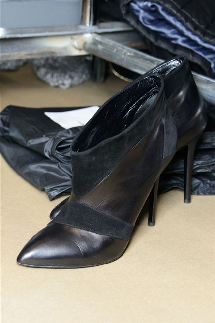 Footwear, Brown, High heels, Fashion, Black, Tan, Leather, Beige, Basic pump, Material property, 