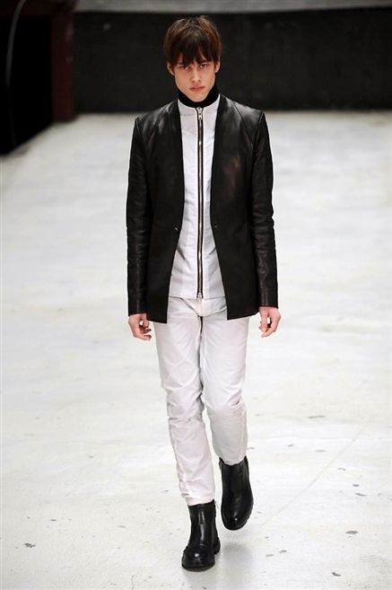 Clothing, Sleeve, Collar, Textile, Winter, Joint, Outerwear, White, Style, Fashion show, 